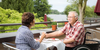 Rollstuhlgerechte Unterkunft - Pflegebett - Freizeitaktivitäten für einen Urlaub mit Rollstuhl - Seehotel Rheinsberg - komplett barrierefreies Hotel am See