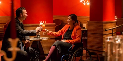 Rollstuhlgerechte Unterkunft - Pflegebett - Hotelbar - Seehotel Rheinsberg - komplett barrierefreies Hotel am See