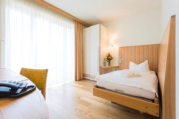 Rollstuhl-Urlaub: Pflegebetten im Zimmer - Seehotel Rheinsberg - komplett barrierefreies Hotel am See