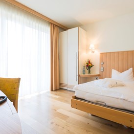 Rollstuhl-Urlaub: Pflegebetten im Zimmer - Seehotel Rheinsberg - komplett barrierefreies Hotel am See