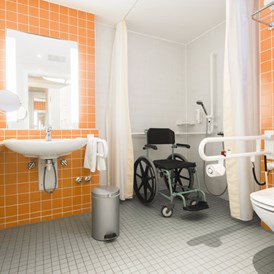 Rollstuhl-Urlaub: Rollstuhlgerechte Badezimmer - Seehotel Rheinsberg - komplett barrierefreies Hotel am See