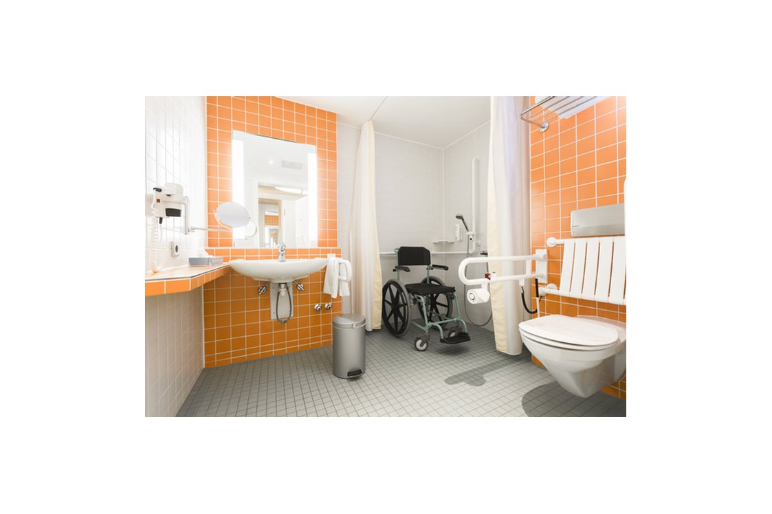 Rollstuhl-Urlaub: Rollstuhlgerechte Badezimmer - Seehotel Rheinsberg - komplett barrierefreies Hotel am See