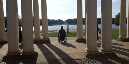 Rollstuhlgerechte Unterkunft - Pflegebett - Säulengang mit Rollifahrer - Seehotel Rheinsberg - komplett barrierefreies Hotel am See