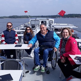 Rollstuhl-Urlaub: Schifffstour mit dem Rollstuhl - Seehotel Rheinsberg - komplett barrierefreies Hotel am See