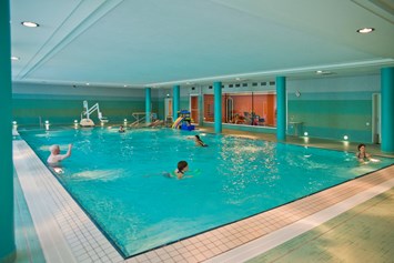 Rollstuhl-Urlaub: Schwimmbad mit Poolift - Seehotel Rheinsberg - komplett barrierefreies Hotel am See