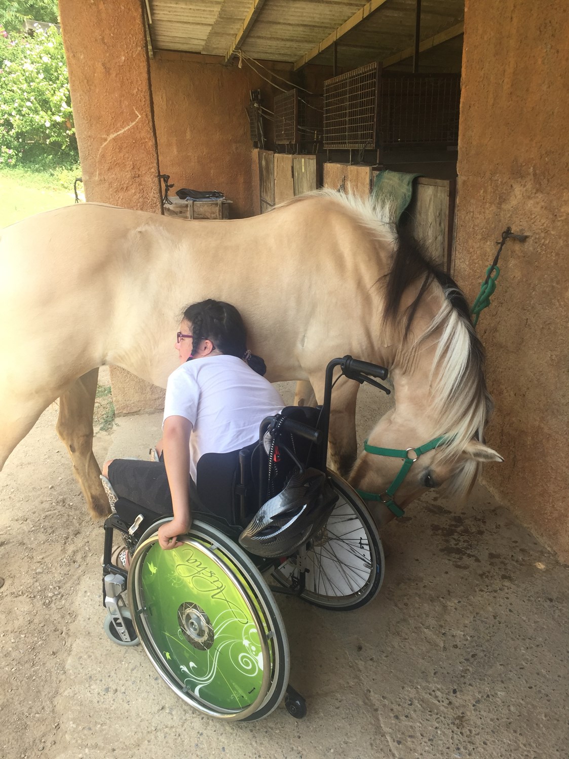 Rollstuhl-Urlaub: Alisha genießt mit Polka:-) - Equinoterapia Girona Mas Alba