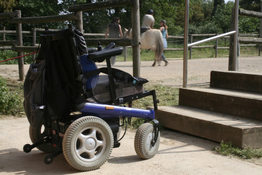 Rollstuhl-Urlaub: Transfer vom Rollstuhl auf das Pferd über Treppe oder Rampe. - Equinoterapia Girona Mas Alba