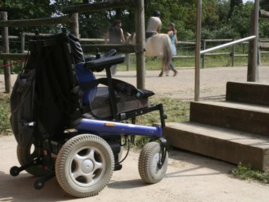 Rollstuhl-Urlaub: Transfer vom Rollstuhl auf das Pferd über Treppe oder Rampe. - Equinoterapia Girona Mas Alba