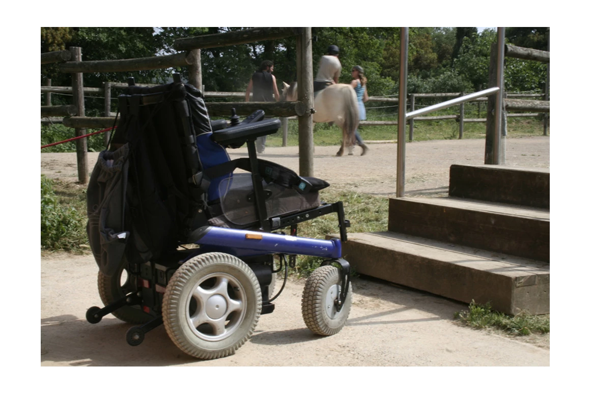 Rollstuhl-Urlaub: Transfer vom Rollstuhl auf das Pferd über Treppe oder Rampe. - Equinoterapia Girona Mas Alba