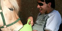 Rollstuhlgerechte Unterkunft - Barrierefreiheit-Merkmale: Für Gäste mit kognitiven Beeinträchtigungen - Emotionen und Leckerli nach dem Reiten. - Equinoterapia Girona Mas Alba