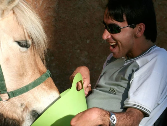Rollstuhl-Urlaub: Emotionen und Leckerli nach dem Reiten. - Equinoterapia Girona Mas Alba