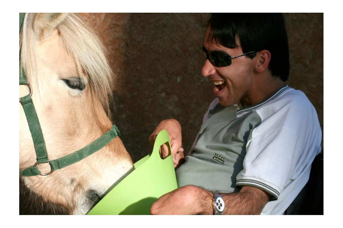 Rollstuhl-Urlaub: Emotionen und Leckerli nach dem Reiten. - Equinoterapia Girona Mas Alba