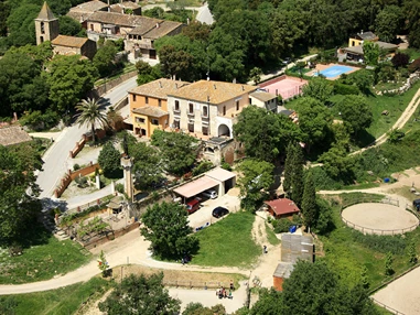 Rollstuhl-Urlaub: Landhaus Mas Alba, Stall und Umgebung. - Equinoterapia Girona Mas Alba