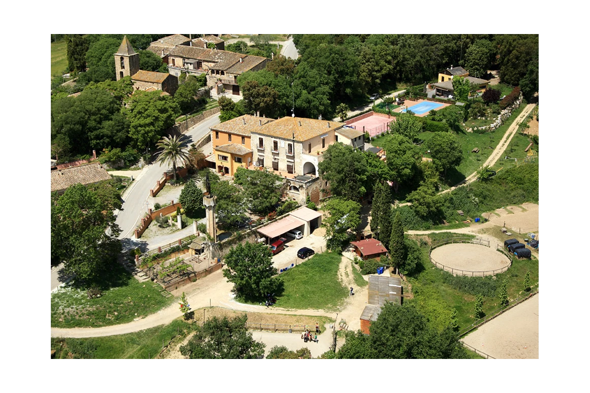 Rollstuhl-Urlaub: Landhaus Mas Alba, Stall und Umgebung. - Equinoterapia Girona Mas Alba
