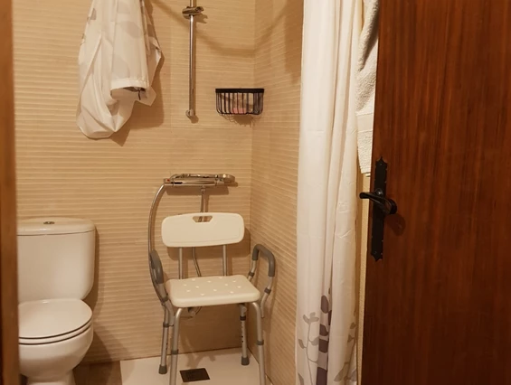 Rollstuhl-Urlaub: Adaptiertes Bad  - Equinoterapia Girona Mas Alba