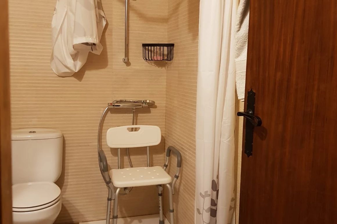 Rollstuhl-Urlaub: Adaptiertes Bad  - Equinoterapia Girona Mas Alba