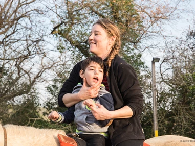 Rollstuhl-Urlaub: Hippotherapie-Angebot für jedes Alter. - Equinoterapia Girona Mas Alba