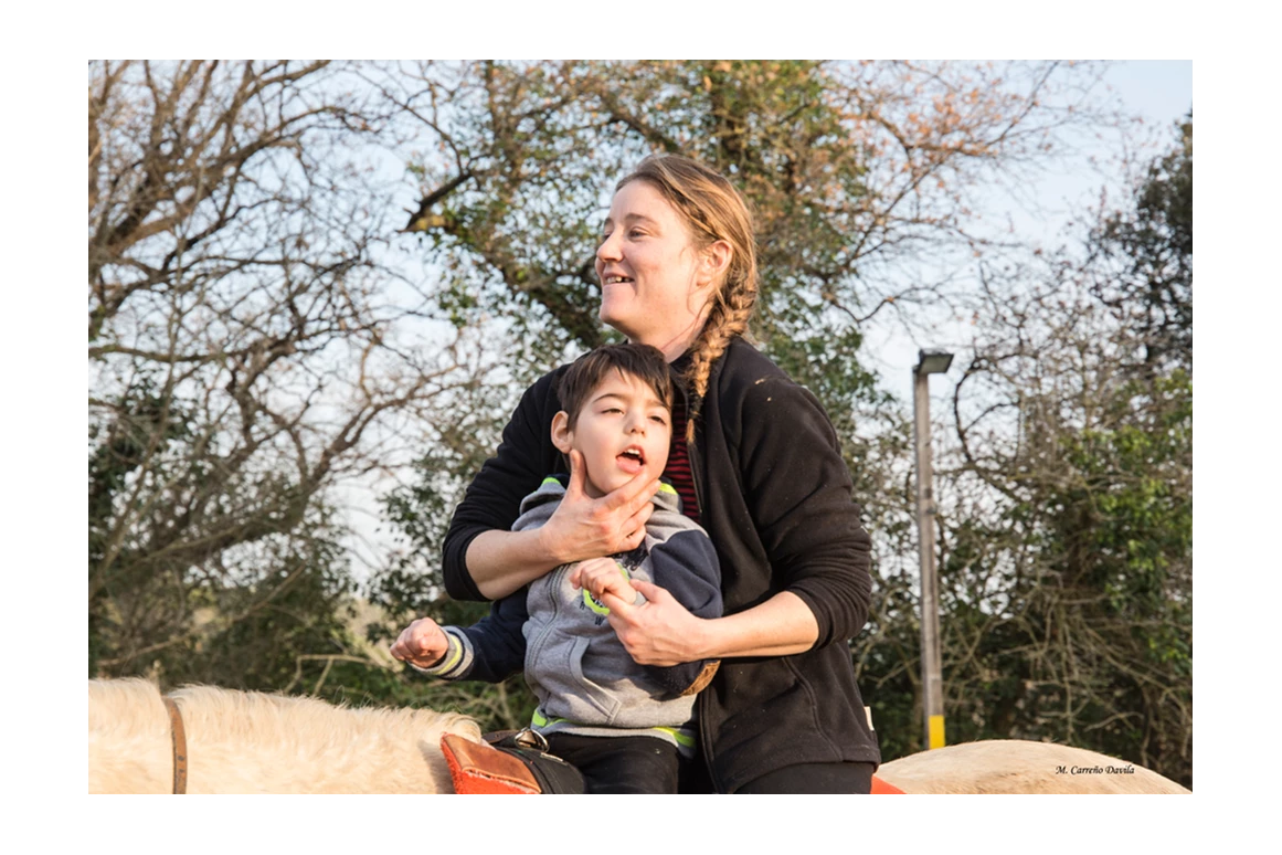 Rollstuhl-Urlaub: Hippotherapie-Angebot für jedes Alter. - Equinoterapia Girona Mas Alba
