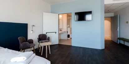 Rollstuhlgerechte Unterkunft - Pflegebett - Geräumige Zimmer und breite Wege im ganzen Hotel - HOTEL DOMEIN POLDERWIND - Urlaub ohne Einschränkungen