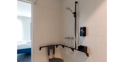 Rollstuhlgerechte Unterkunft - Pflegebett - Ebenerdige Dusche mit Duschsitz - HOTEL DOMEIN POLDERWIND - Urlaub ohne Einschränkungen