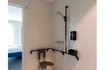 Rollstuhl-Urlaub: Ebenerdige Dusche mit Duschsitz - HOTEL DOMEIN POLDERWIND - Urlaub ohne Einschränkungen