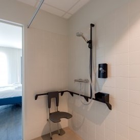 Rollstuhl-Urlaub: Ebenerdige Dusche mit Duschsitz - HOTEL DOMEIN POLDERWIND - Urlaub ohne Einschränkungen