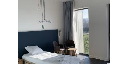 Rollstuhlgerechte Unterkunft - Pflegebett - Pflegebett im Comfort Care-Zimmer mit Deckenlift und weiteren nützlichen Einrichtungen für Rollstuhlfahrer - HOTEL DOMEIN POLDERWIND - Urlaub ohne Einschränkungen