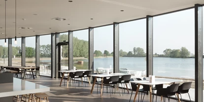 Rollstuhlgerechte Unterkunft - Pflegebett - Restaurant mit Blick auf den See - HOTEL DOMEIN POLDERWIND - Urlaub ohne Einschränkungen