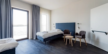Rollstuhlgerechte Unterkunft - Pflegebett - Zimmer - HOTEL DOMEIN POLDERWIND - Urlaub ohne Einschränkungen