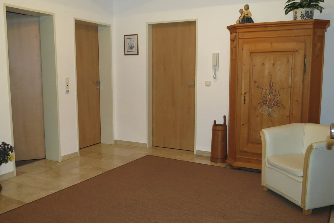 Rollstuhl-Urlaub: Große Diele Fewo Lavendel - Barrierefreie Ferienwohnung LAVENDEL mit Moselblick