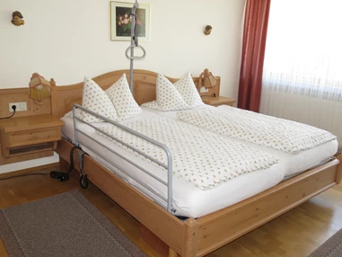 Rollstuhl-Urlaub: Seitengitter für Pflegebett auf Wunsch , ebenso Aufrichter - Barrierefreie Ferienwohnung LAVENDEL mit Moselblick