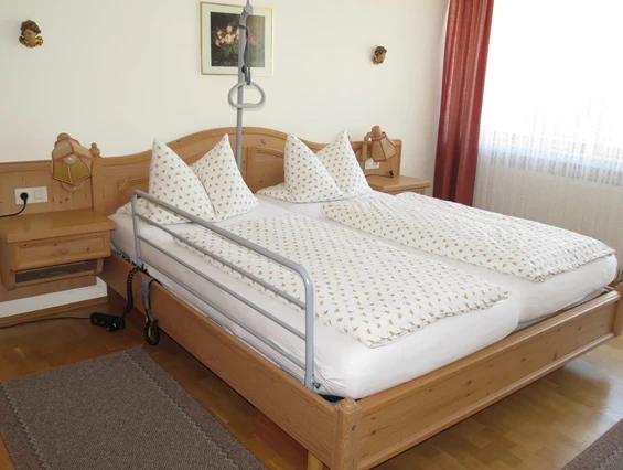 Rollstuhl-Urlaub: Seitengitter für Pflegebett auf Wunsch , ebenso Aufrichter - Barrierefreie Ferienwohnung LAVENDEL mit Moselblick