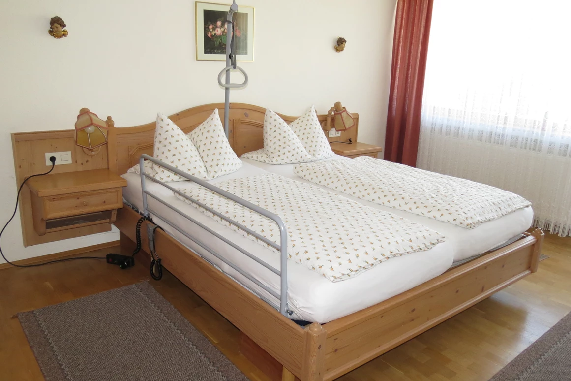 Rollstuhl-Urlaub: Seitengitter für Pflegebett auf Wunsch , ebenso Aufrichter - Barrierefreie Ferienwohnung LAVENDEL mit Moselblick
