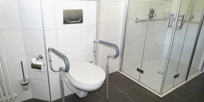 Rollstuhlgerechte Unterkunft - Pflegebett - Stürzgriffe am WC in der Fewo Lavendel - Barrierefreie Ferienwohnung LAVENDEL mit Moselblick