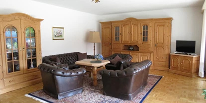 Rollstuhlgerechte Unterkunft - Pflegebett - Wohnzimmer Ferienwohnung Lavendel - Barrierefreie Ferienwohnung LAVENDEL mit Moselblick