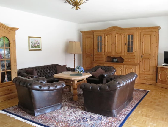 Rollstuhl-Urlaub: Wohnzimmer Ferienwohnung Lavendel - Barrierefreie Ferienwohnung LAVENDEL mit Moselblick