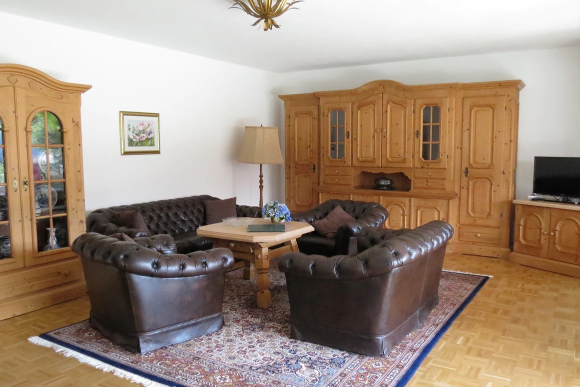 Rollstuhl-Urlaub: Wohnzimmer Ferienwohnung Lavendel - Barrierefreie Ferienwohnung LAVENDEL mit Moselblick