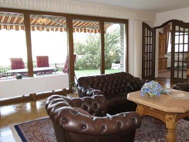 Rollstuhl-Urlaub: Wohnzimmer Ferienwohnung Lavendel  - Barrierefreie Ferienwohnung LAVENDEL mit Moselblick
