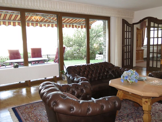Rollstuhl-Urlaub: Wohnzimmer Ferienwohnung Lavendel  - Barrierefreie Ferienwohnung LAVENDEL mit Moselblick