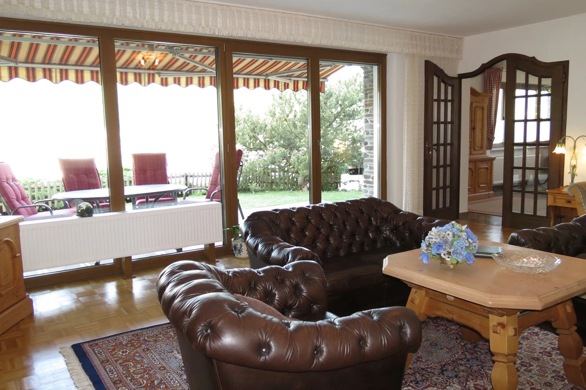 Rollstuhl-Urlaub: Wohnzimmer Ferienwohnung Lavendel  - Barrierefreie Ferienwohnung LAVENDEL mit Moselblick