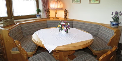 Rollstuhlgerechte Unterkunft - Pflegebett - Eßecke im seperatem Eßzimmer der Ferienwohnung Lavendel - Barrierefreie Ferienwohnung LAVENDEL mit Moselblick