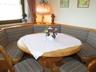 Rollstuhl-Urlaub: Eßecke im seperatem Eßzimmer der Ferienwohnung Lavendel - Barrierefreie Ferienwohnung LAVENDEL mit Moselblick