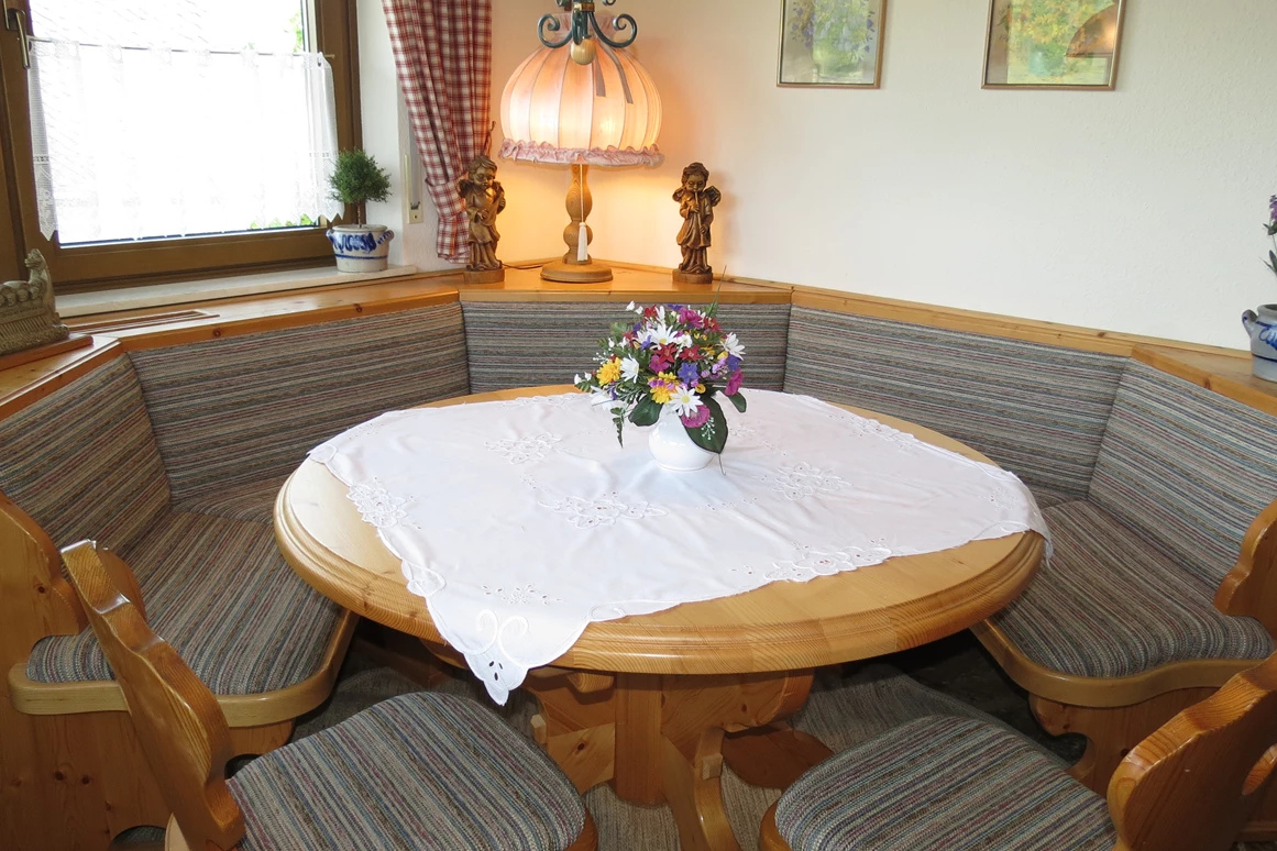 Rollstuhl-Urlaub: Eßecke im seperatem Eßzimmer der Ferienwohnung Lavendel - Barrierefreie Ferienwohnung LAVENDEL mit Moselblick