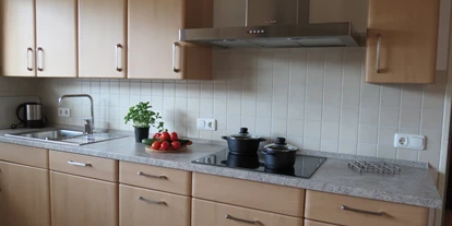 Rollstuhlgerechte Unterkunft - Pflegebett - hochwertig ausgestattete Küche, Ceran Kochfeld usw. in der Fewo Lavendel - Barrierefreie Ferienwohnung LAVENDEL mit Moselblick