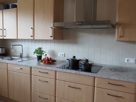 Rollstuhl-Urlaub: hochwertig ausgestattete Küche, Ceran Kochfeld usw. in der Fewo Lavendel - Barrierefreie Ferienwohnung LAVENDEL mit Moselblick