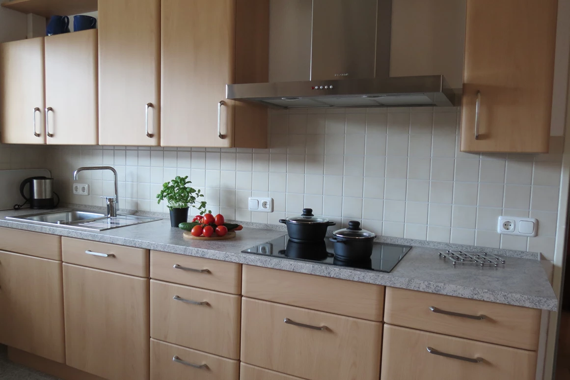 Rollstuhl-Urlaub: hochwertig ausgestattete Küche, Ceran Kochfeld usw. in der Fewo Lavendel - Barrierefreie Ferienwohnung LAVENDEL mit Moselblick