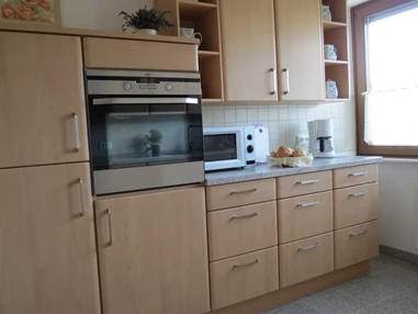 Rollstuhl-Urlaub: hochgebauter Backofen in der Fewo Lavendel - Barrierefreie Ferienwohnung LAVENDEL mit Moselblick