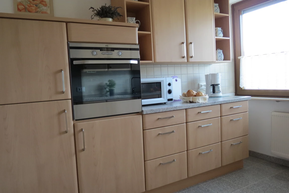 Rollstuhl-Urlaub: hochgebauter Backofen in der Fewo Lavendel - Barrierefreie Ferienwohnung LAVENDEL mit Moselblick