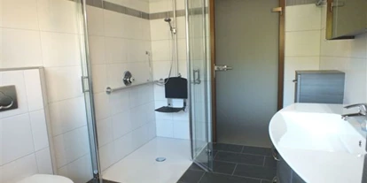 Rollstuhlgerechte Unterkunft - Pflegebett - barrierefreie Dusche 90/140 mit Handlauf und Duschsitz in Fewo Lavendel - Barrierefreie Ferienwohnung LAVENDEL mit Moselblick