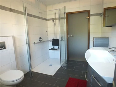 Rollstuhl-Urlaub: barrierefreie Dusche 90/140 mit Handlauf und Duschsitz in Fewo Lavendel - Barrierefreie Ferienwohnung LAVENDEL mit Moselblick